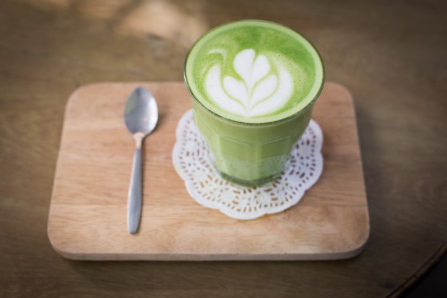 green-tea-latte-on-wood-background_1423-898